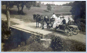 Oandu veskisild, Sagadi mõisarahvas von Fockid. Pildistamise ajavahemik jääb 1908-1912 a vahele. Allikas fb.com/oanduveski