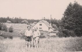 Perekond Oandu veski taustal, umbes 1950 - 1960ndad aastad. Allikas fb.com/oanduveski