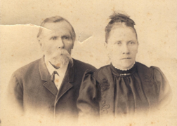 Peeter Melts abikaasaga. Foto. Melts, Peeter ja abikaasa Emilie( sündinud Oras) Küti Alaveski asutaja, VK F 349:20 F/n, Võrumaa Muuseum, http://www.muis.ee/museaalView/1068411