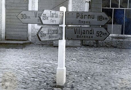 Teeviit kõrtsihoone ees. Foto: Teeviidad Tõrva linnas 1948, EMM F 64:59, Eesti Maanteemuuseum, http://www.muis.ee/museaalview/1175308