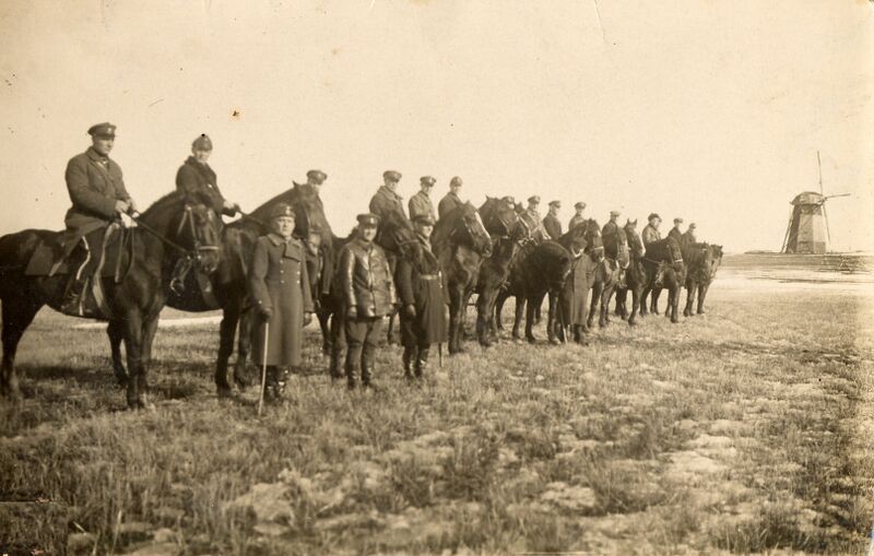 Fail:Puhja ratsakomando õppel Valgepeatuuliku kõrval.jpg